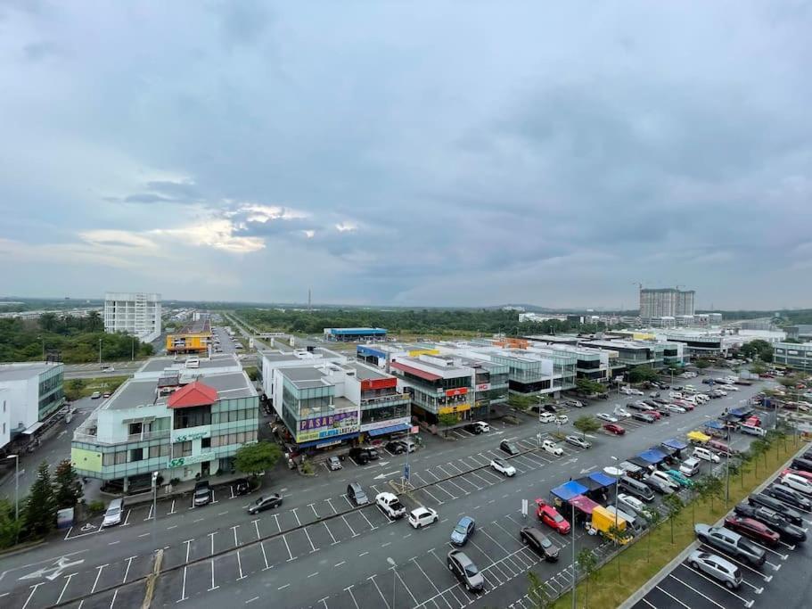 Apartment Mesra By H Family At Alanis #freewifi #nearklia Sepang